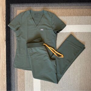 FIGS "Moss" (green) scrub set, XS Catarina top and XS Livingston bottoms